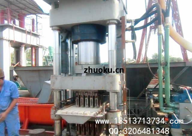 魚(yu)餌壓塊機(ji)