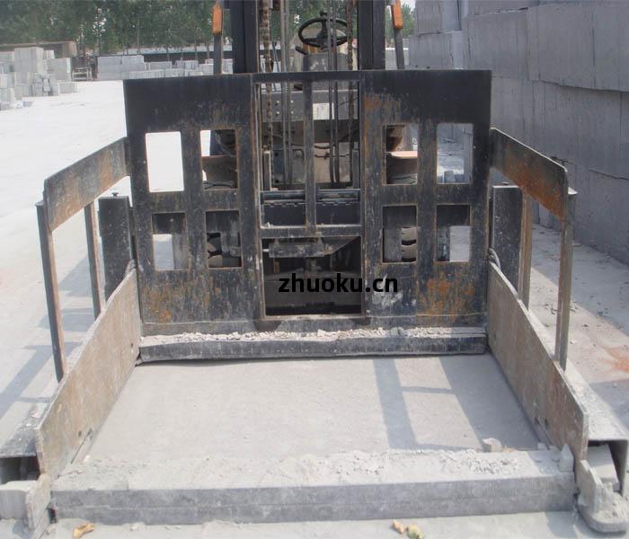 鏟車改(gai)裝(zhuang)抱(bao)磚機