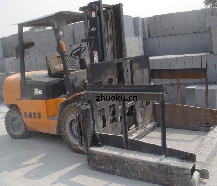 叉(cha)車抱(bao)磚機