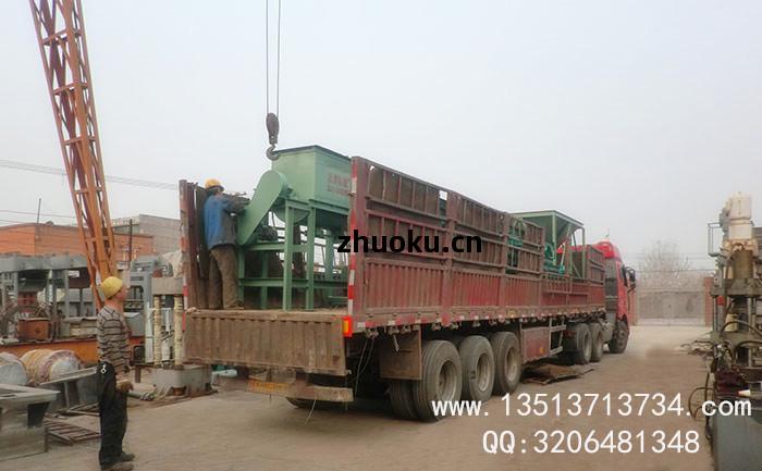 500噸(dun)全(quan)自(zi)動舔鹽磚(zhuan)機(ji)發貨(huo)現(xian)場