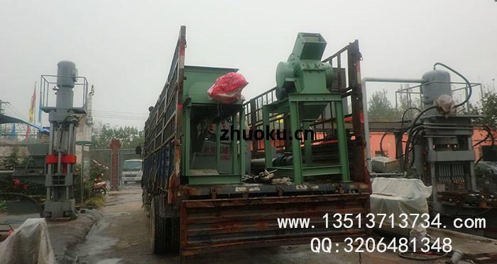 甘(gan)肅舔鹽壓(ya)塊機(ji)發(fa)貨現(xian)場(chang)