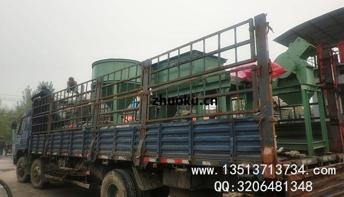 甘(gan)肅舔鹽壓(ya)塊機(ji)發(fa)貨現(xian)場(chang)