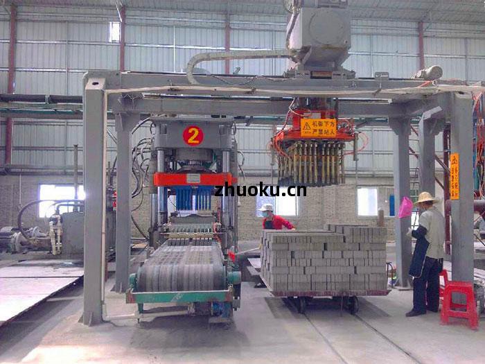 全(quan)自(zi)動液壓磚(zhuan)機