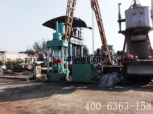 金(jin)屬(shu)壓(ya)塊(kuai)機(ji)