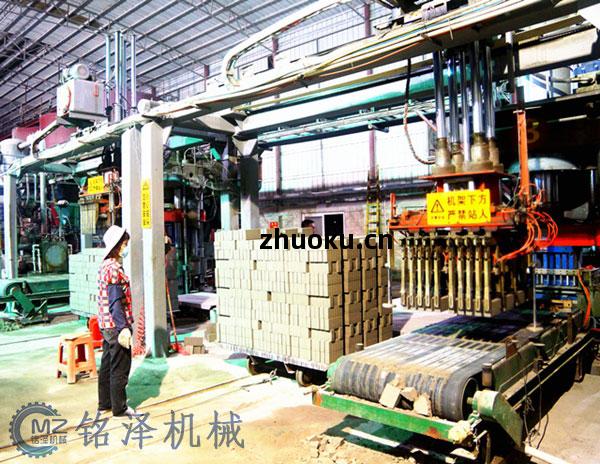 全自(zi)動(dong)壓(ya)磚(zhuan)機